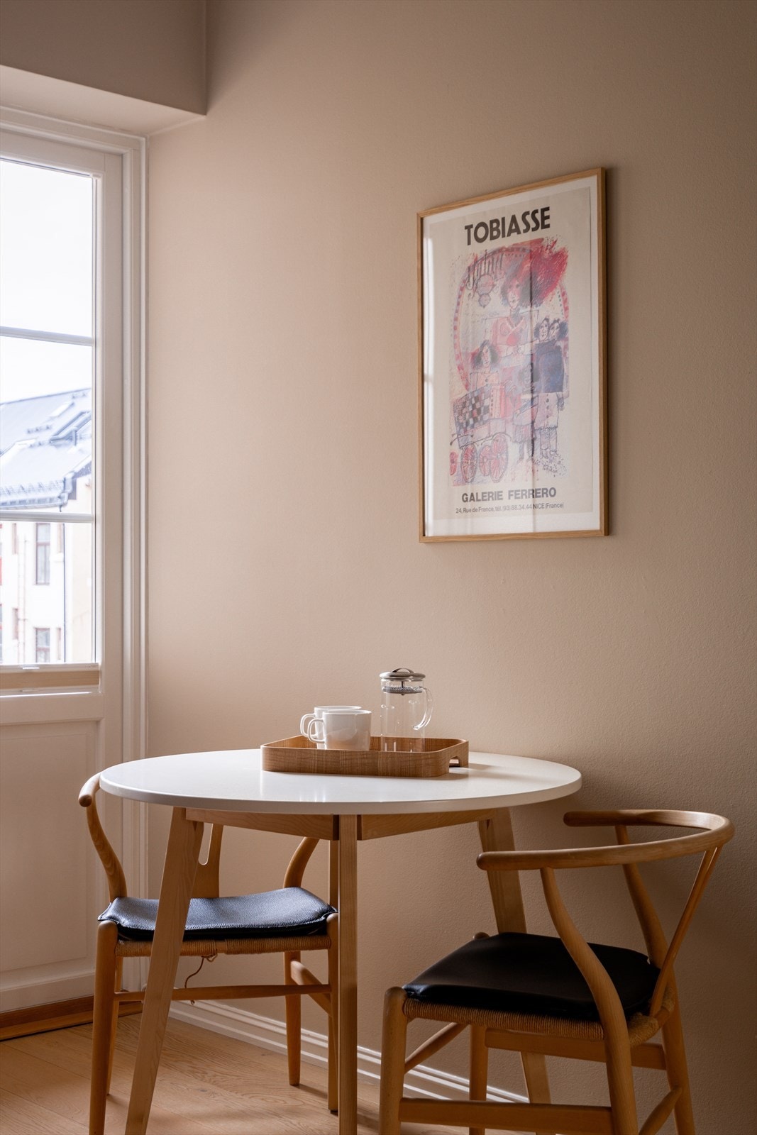 Plass til en hyggelig spisegruppe på kjøkkenet. Galleribilde