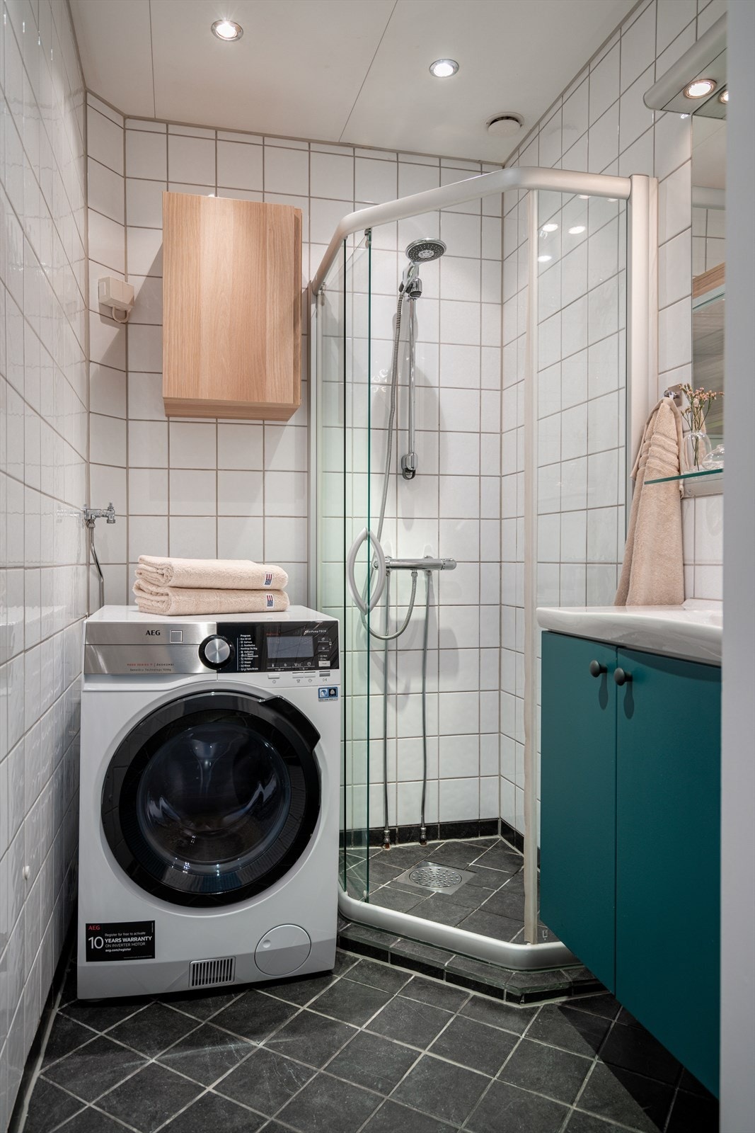 Flislagt bad med varmekabler i gulv og spotter i tak. Galleribilde