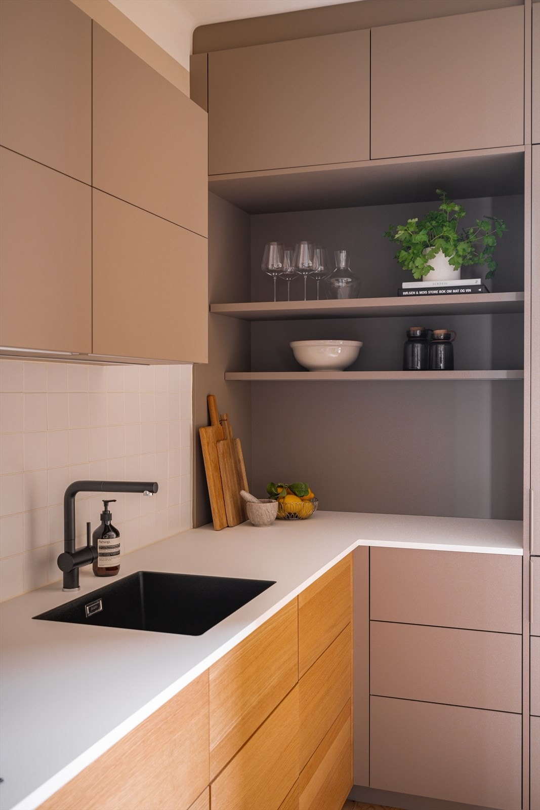 Kjøkkenet har integrerte Siemens studioLine hvitevarer (oppvaskmaskin, induksjonstopp, stekeovn, kjøle- og fryseskap) og kullfilterventilator. Galleribilde