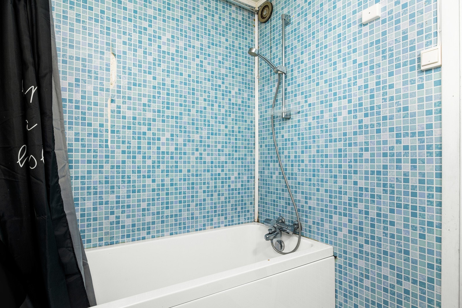 Rommet har innredning med nedfelt servant, badekar med dusjmulighet og opplegg for vaskemaskin. Galleribilde