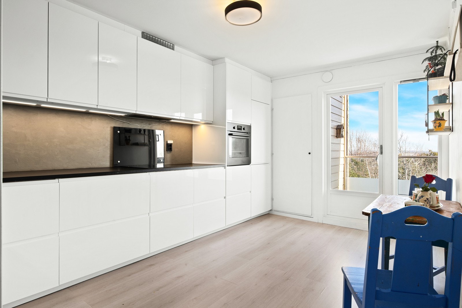 Rikelig skap- og benkeplass gjør kjøkkenet funksjonelt og et hyggelig sted å tilberede mat. Galleribilde