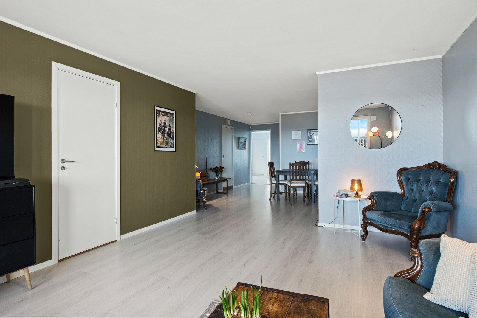 Det er adkomst til hovedsoverommet fra stuen. Galleribilde