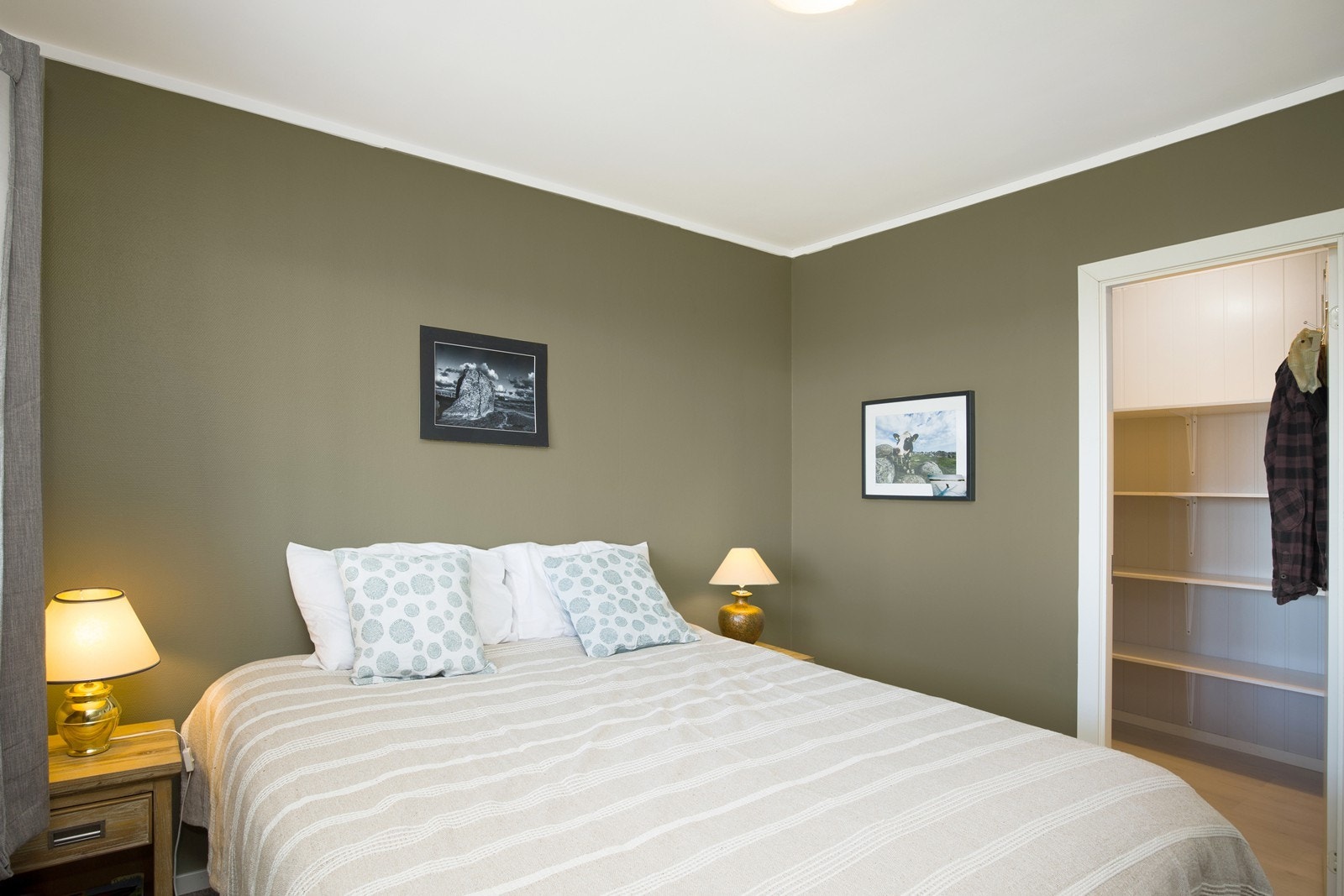 Hovedsoverommet er malt i en varm fargetone og har god plass til dobbeltseng. Galleribilde