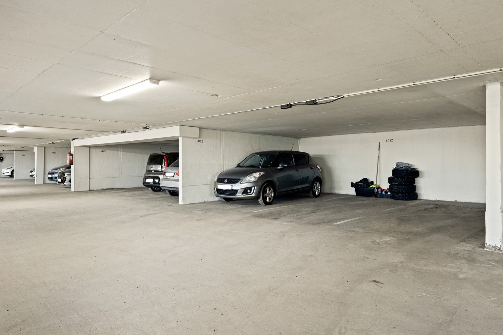 Det medfølger egen parkeringsplass i felles garasjekjeller. Galleribilde