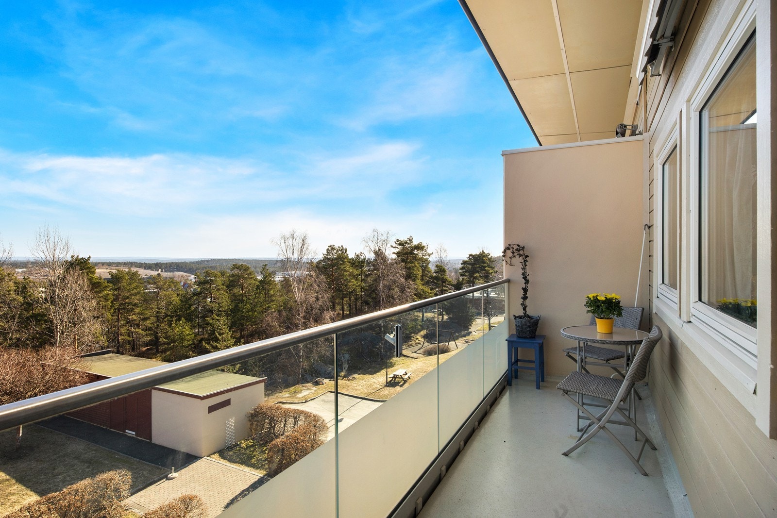 Her kan kaffen nytes i morgensolen. Galleribilde