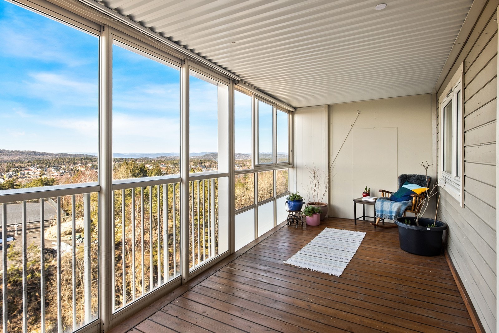 4-roms toppleilighet opprinnelig oppført i 1973. God og innholdsrik planløsning, beliggende i 4. etasje i boligblokk. Galleribilde