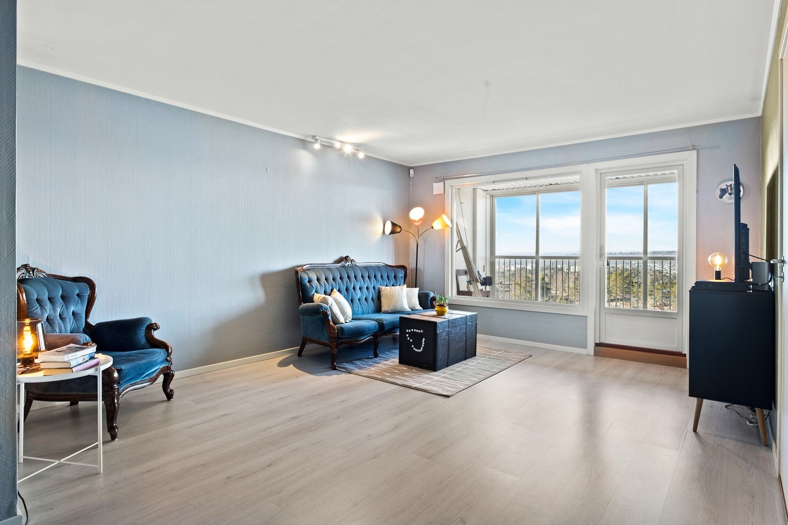 Store vindusflater slipper inn mye naturlig dagslys. Galleribilde