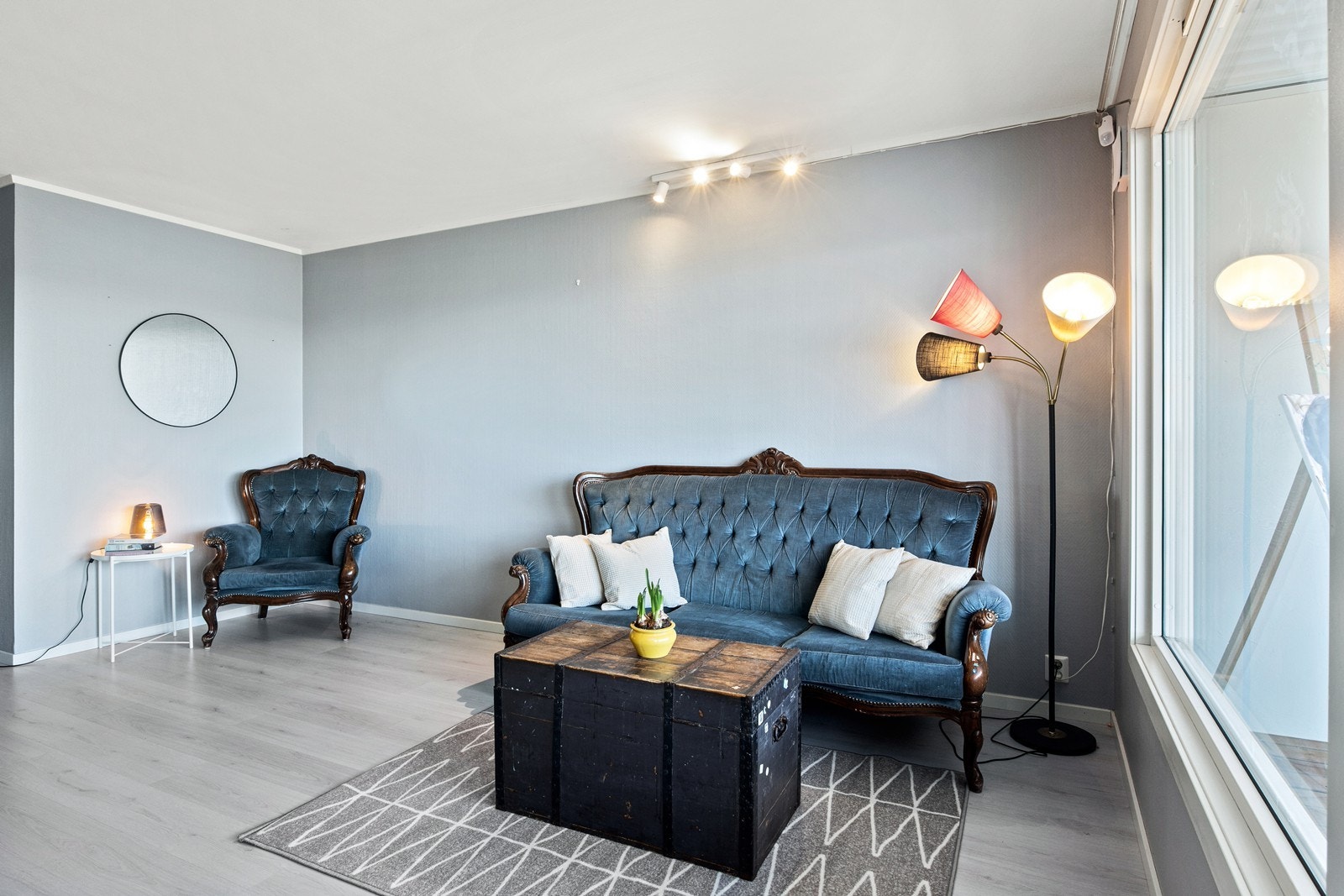 Romslig stue med god plass til både salong og spisemøblement. Galleribilde