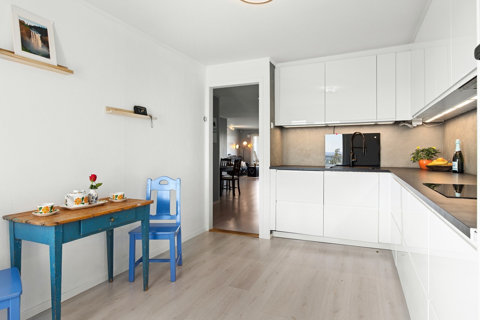 Kjøkkenet har slette fronter og laminat benkeplate. Integrert komfyr, platetopp, kjøl/fryseskap og oppvaskmaskin. Galleribilde