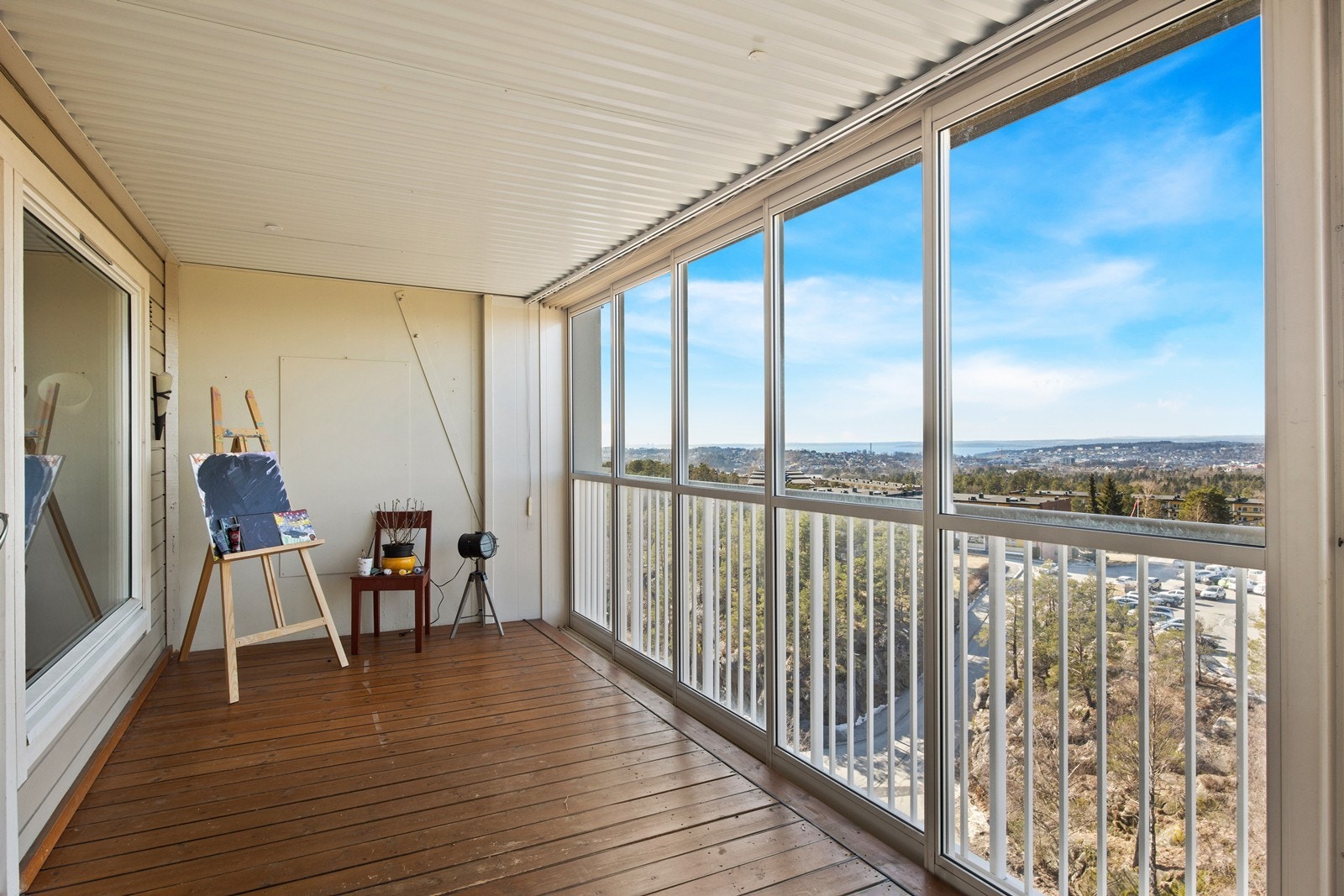 Fra stuen er det adkomst til flott, innglasset balkong på 16 kvm med vid utsikt. Galleribilde