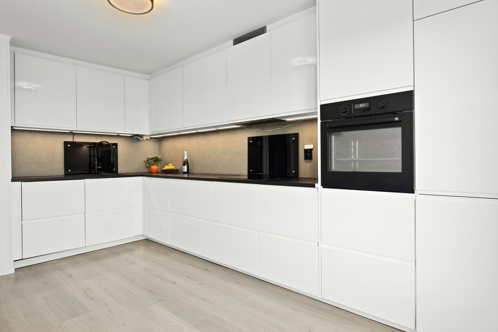 Lyst og trivelig kjøkken med nyere innredning fra IKEA. Galleribilde