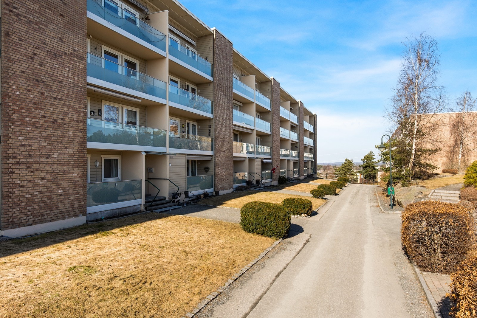 Leiligheten ligger i et populært og veletablert boligområde i barnevennlige omgivelser i Moss. Kort vei til skole og barnehage. Galleribilde