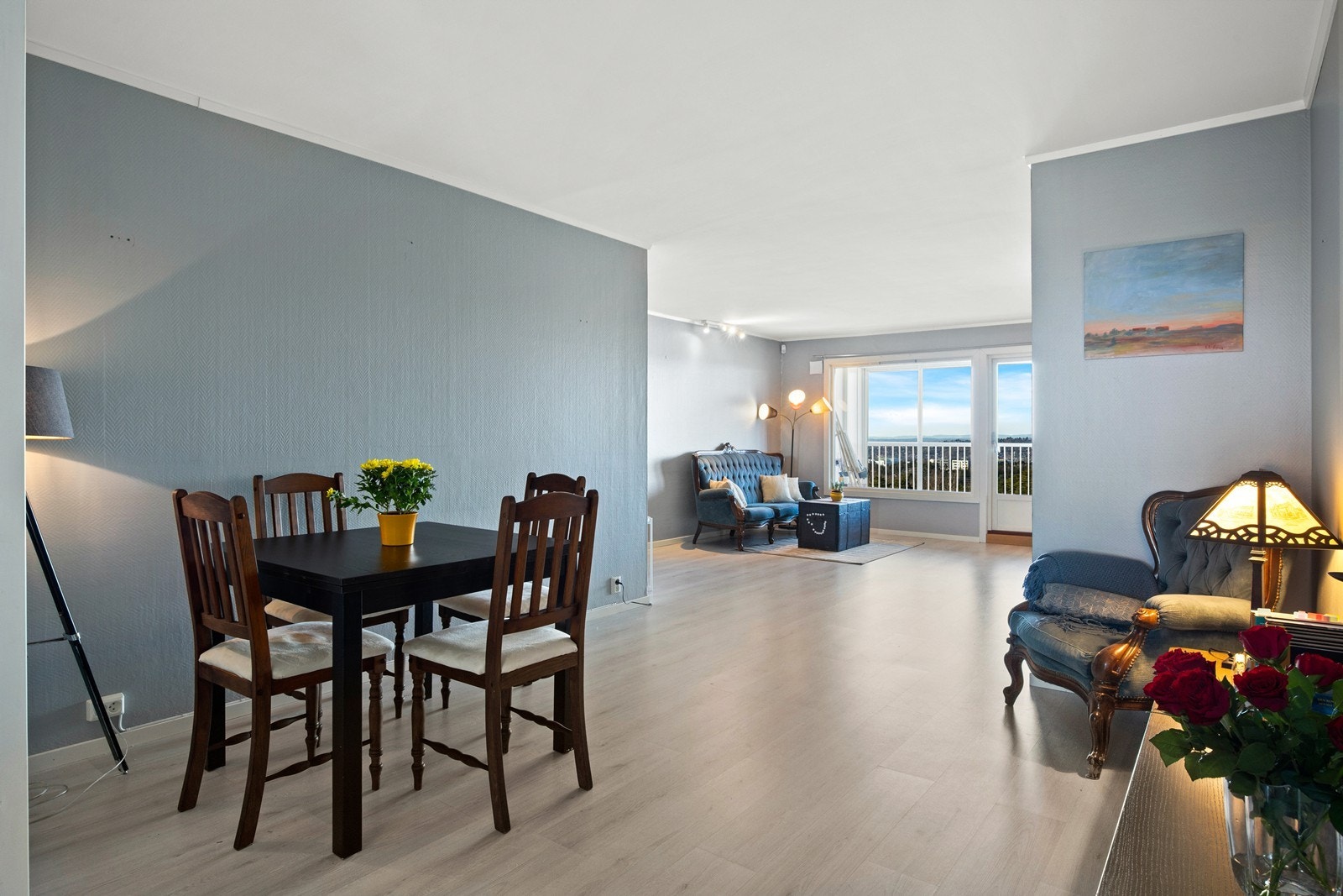 Stuen har god plass til romslig spisegruppe. Galleribilde