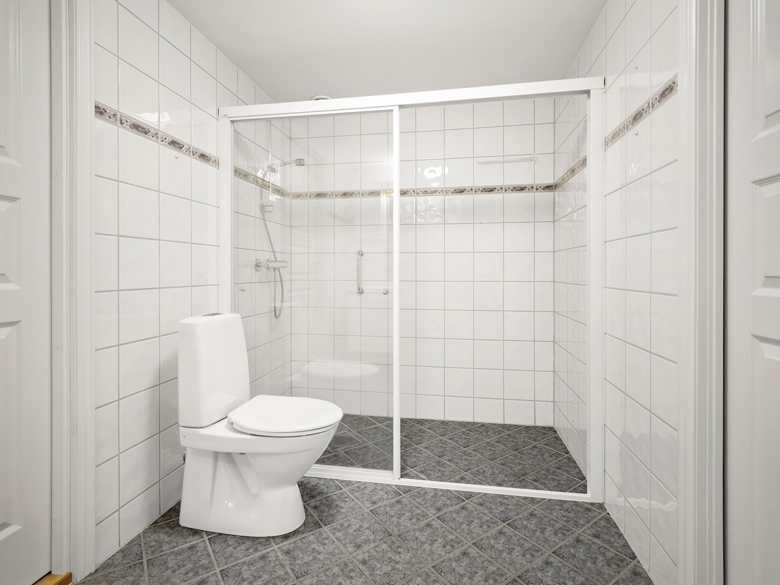 Bad med adkomst til gang og hovedsoverom Galleribilde