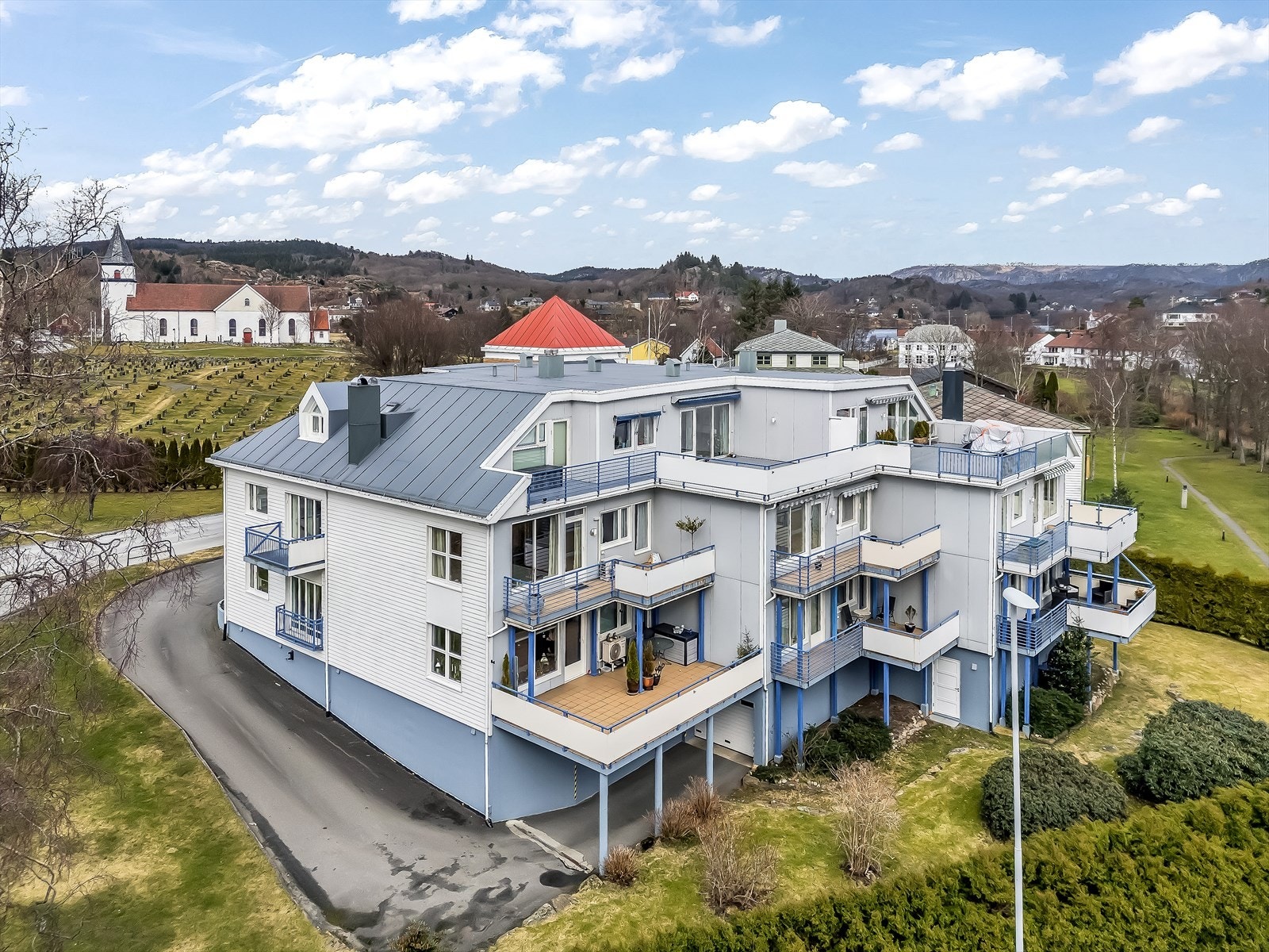 Nedkjøring til garasjen på siden av bygget. Galleribilde