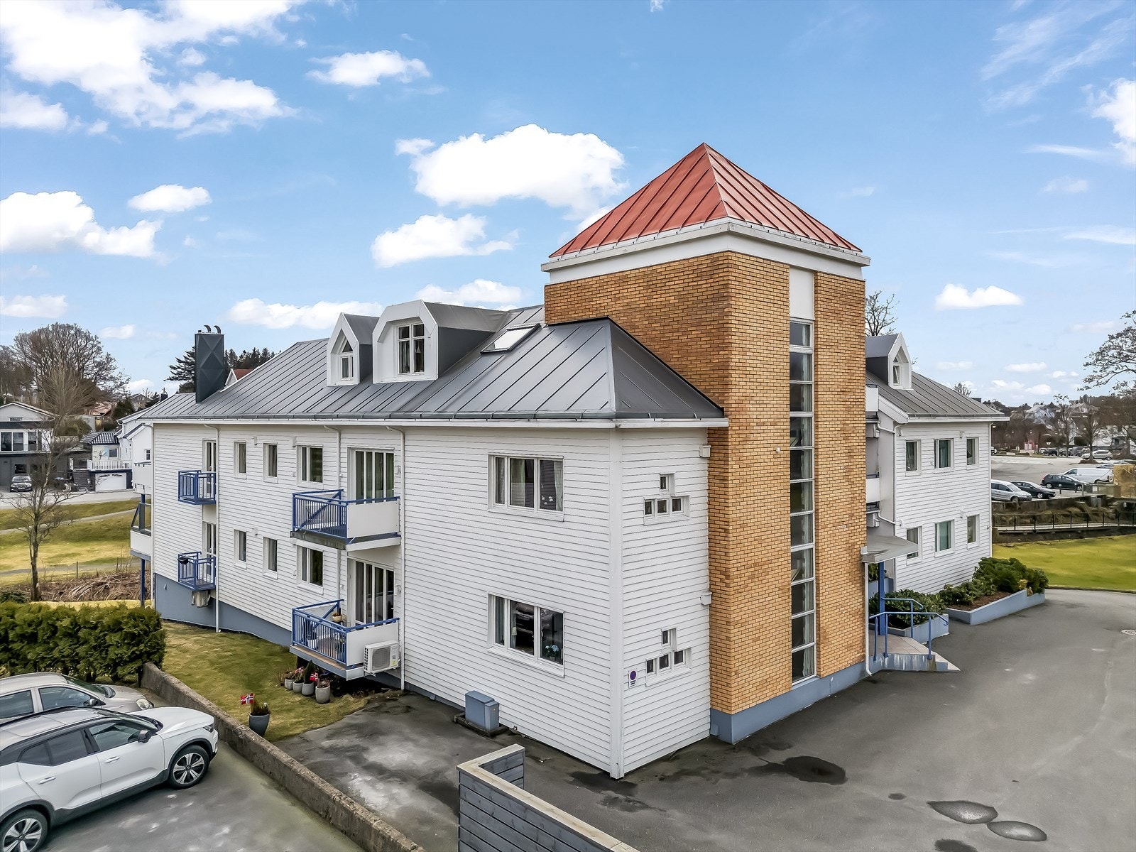 Leiligheten ligger i 1. etasje i et sentral bygg i Vanse. Galleribilde