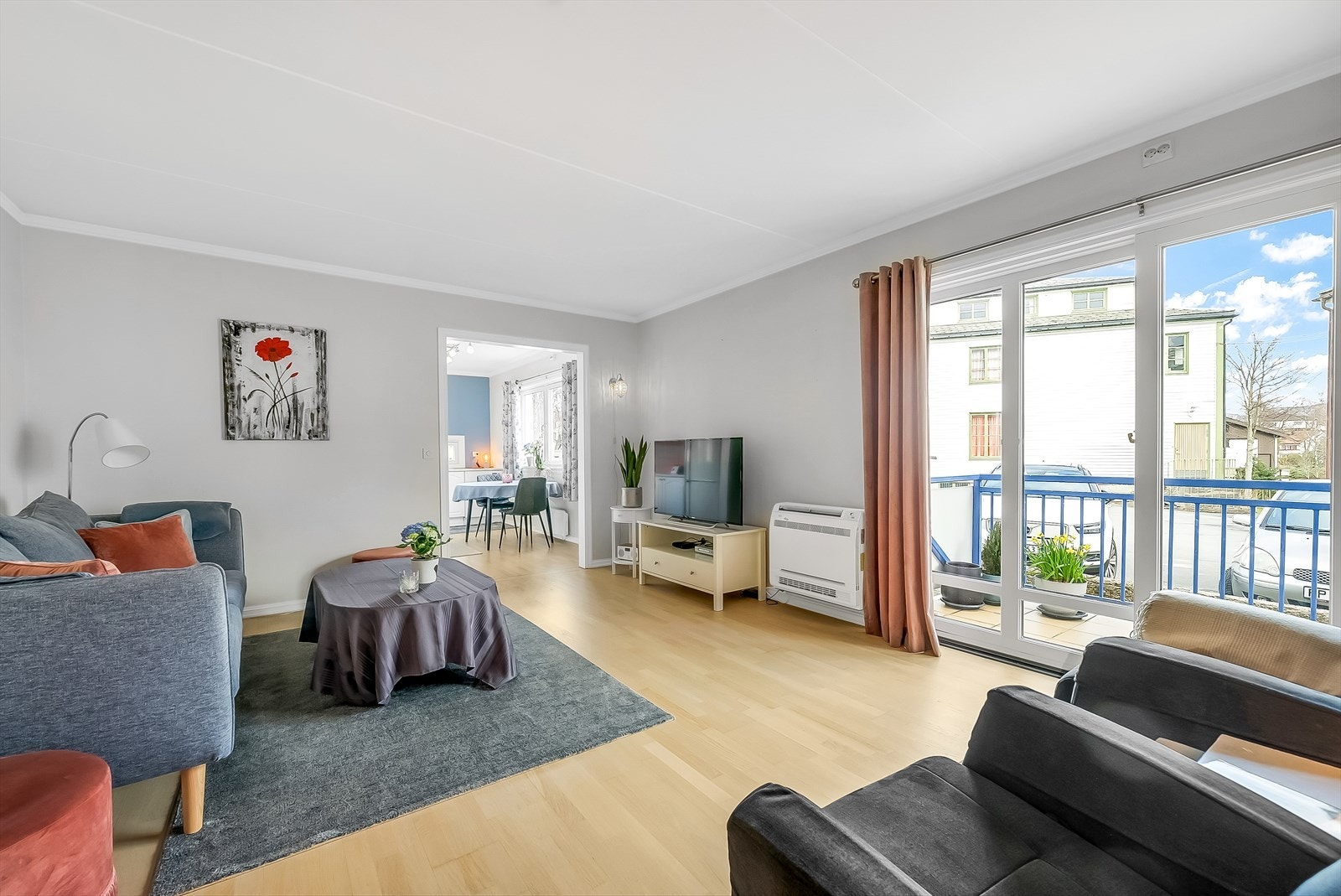 Lya og trivelig stue, pent malt opp i delikate fargetoner. Galleribilde