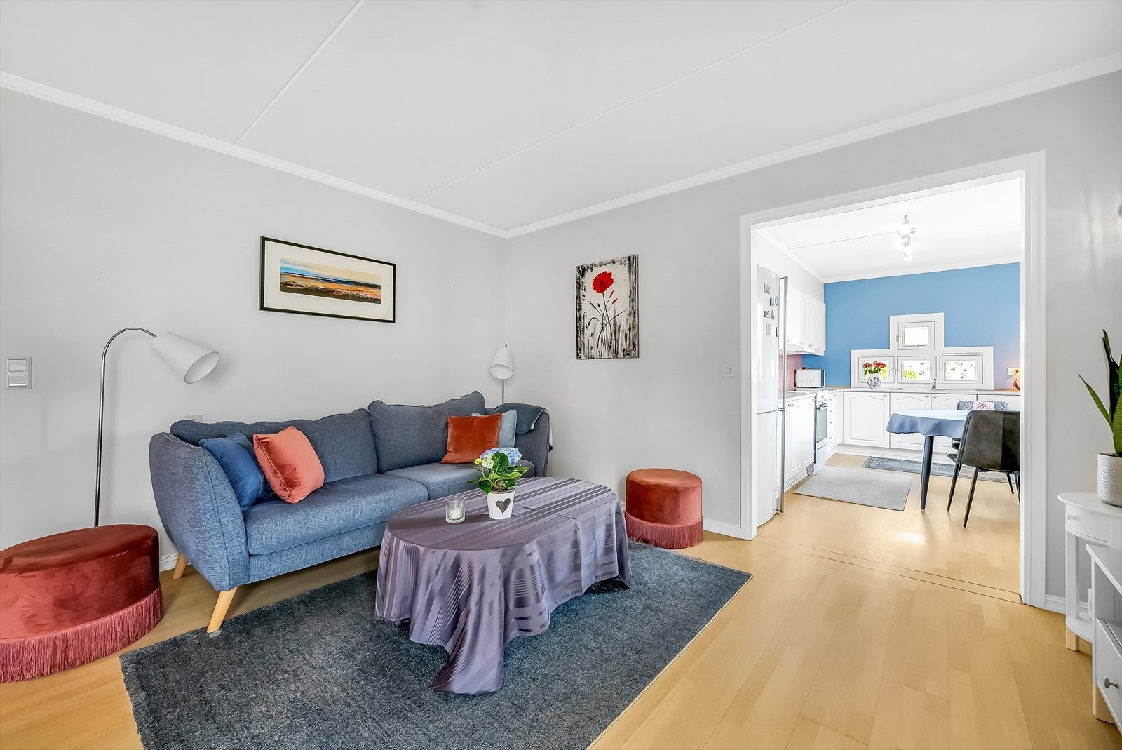 Kjøkkenet ligger i tilknytning til stua. Galleribilde