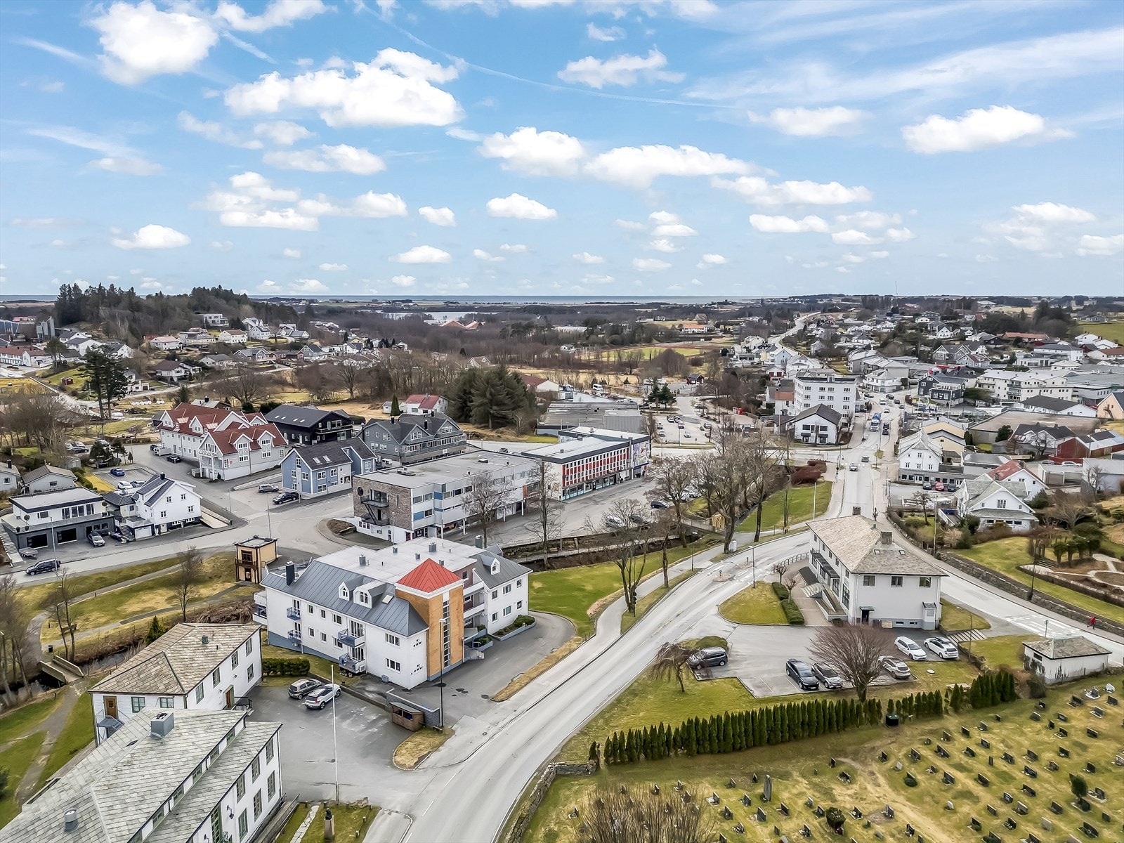 Leilighetsbygget ligger fint plassert i Vanse sentrum med gåavstand til alle fasiliteter. Galleribilde