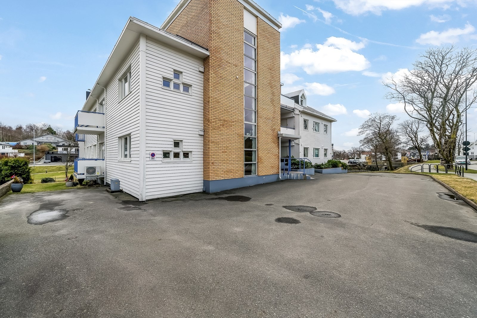 Felles parkeringsområde på tomta Galleribilde