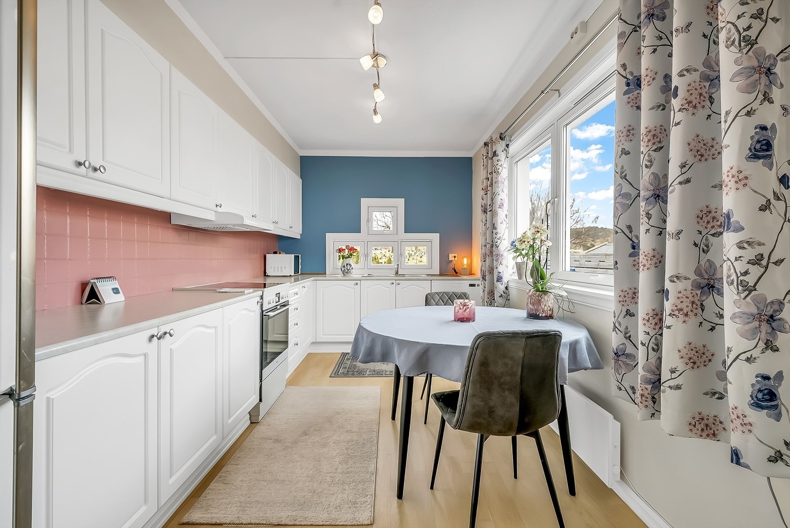 Pent kjøkken med avsatt plass til enkeltstående hvitevarer. Galleribilde