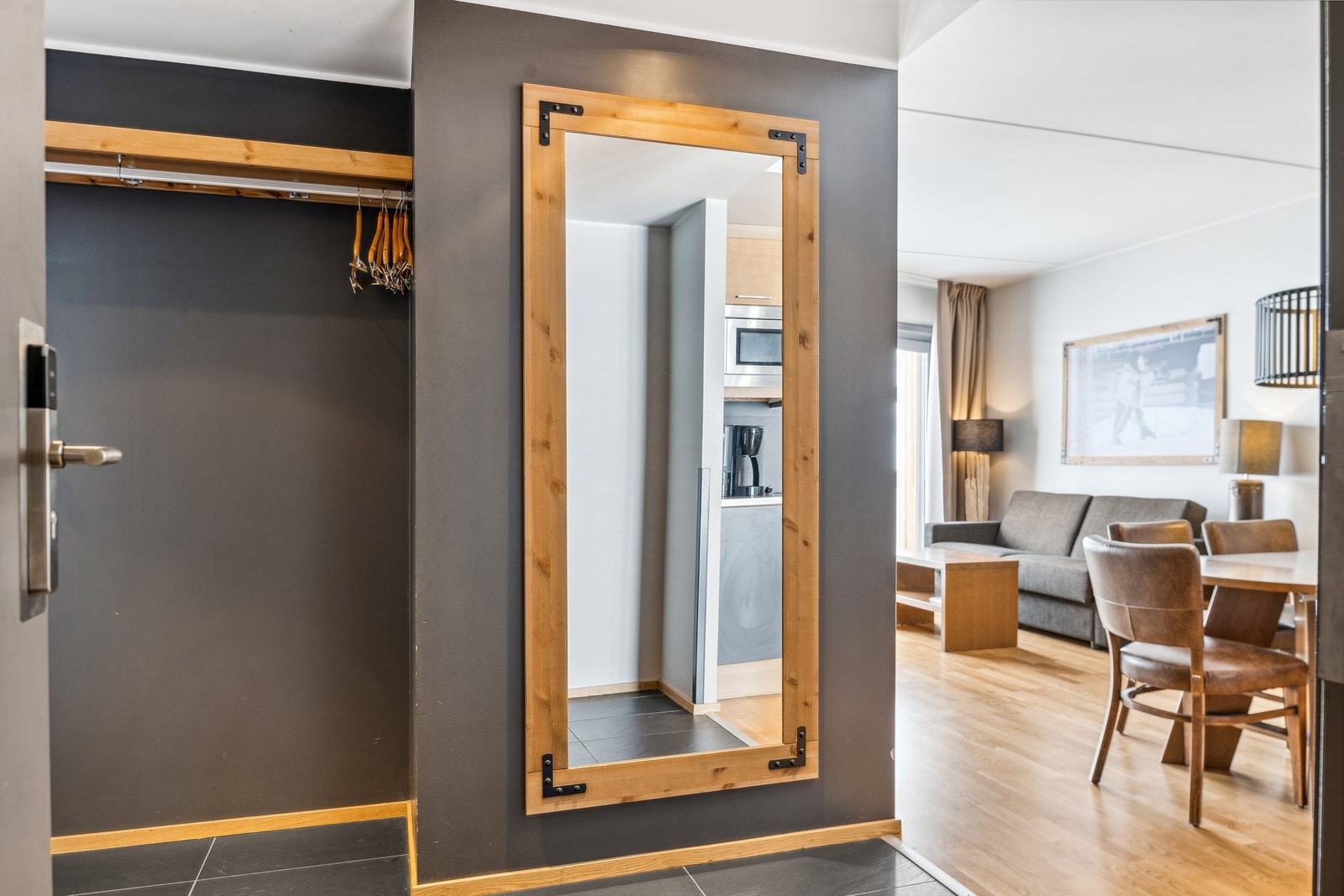Romslig innredning med plass til å henge fra seg yttertøy. Galleribilde