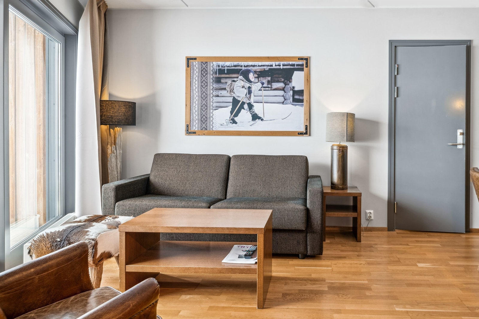 Koselig stue med dør til "hotellrommet". Galleribilde