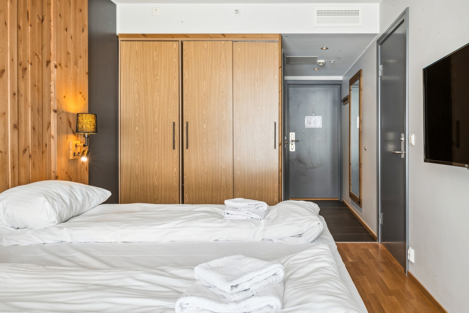 Hotellsoverom med soverom, sitteplasser, bad og gang. Galleribilde