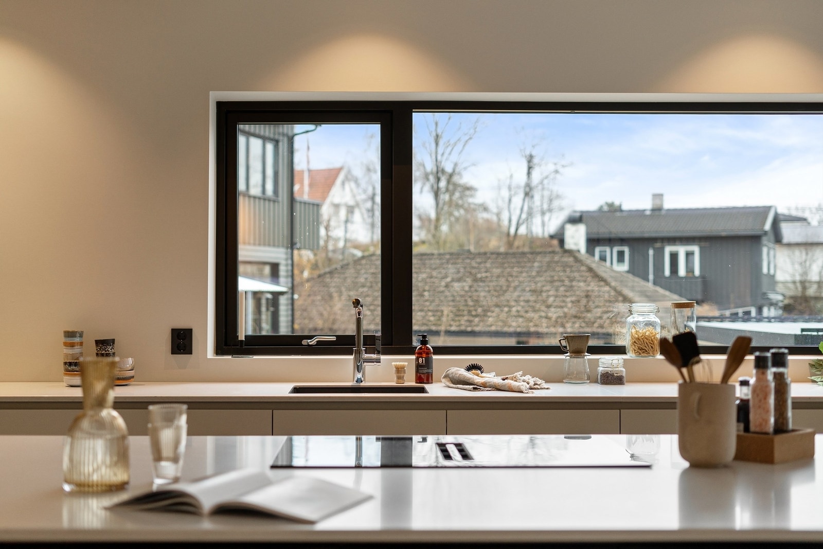 Kjøkkenet er fra Svane og byr på lekker, dansk design Galleribilde