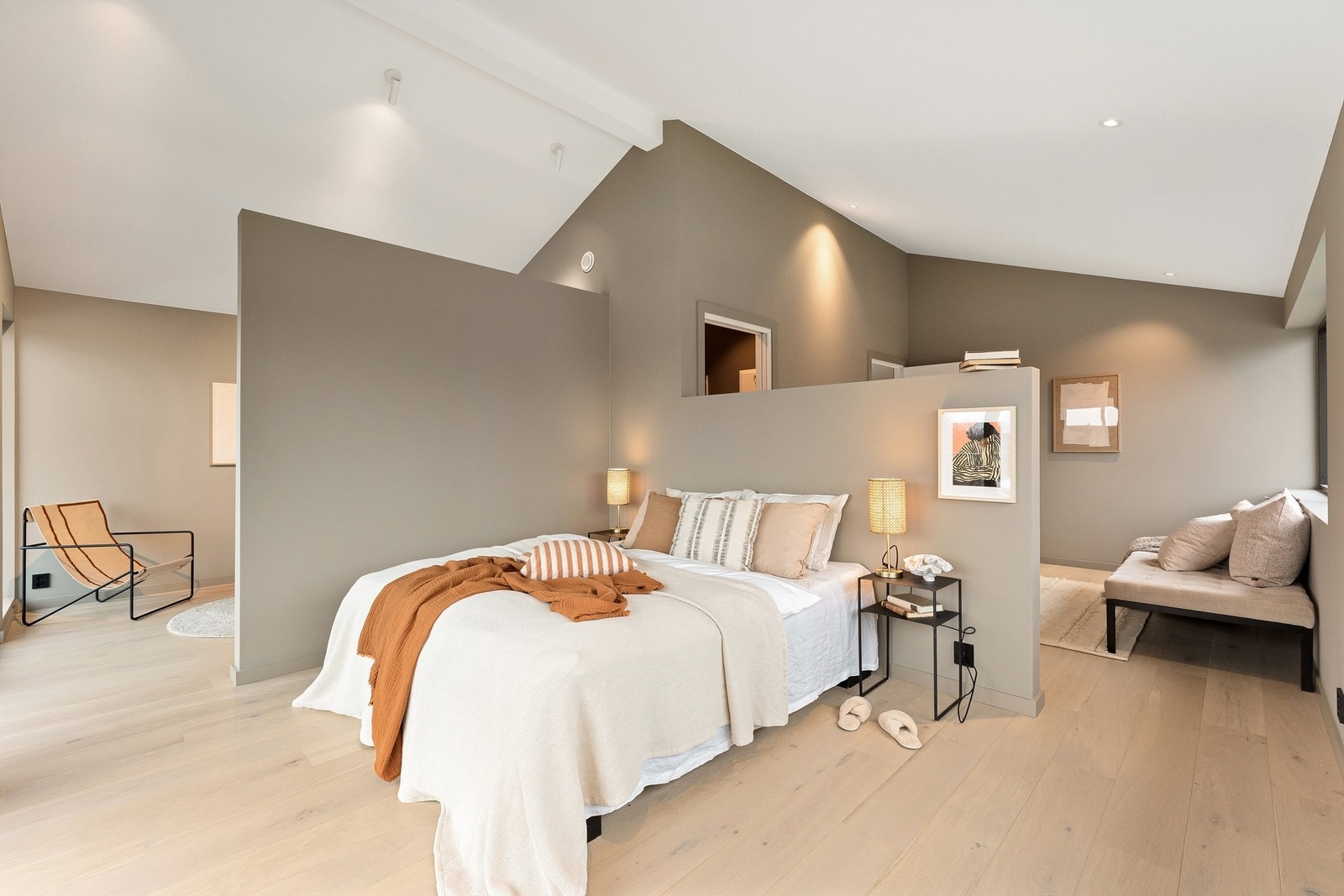 Stort master bedroom med eget baderom og balkong Galleribilde