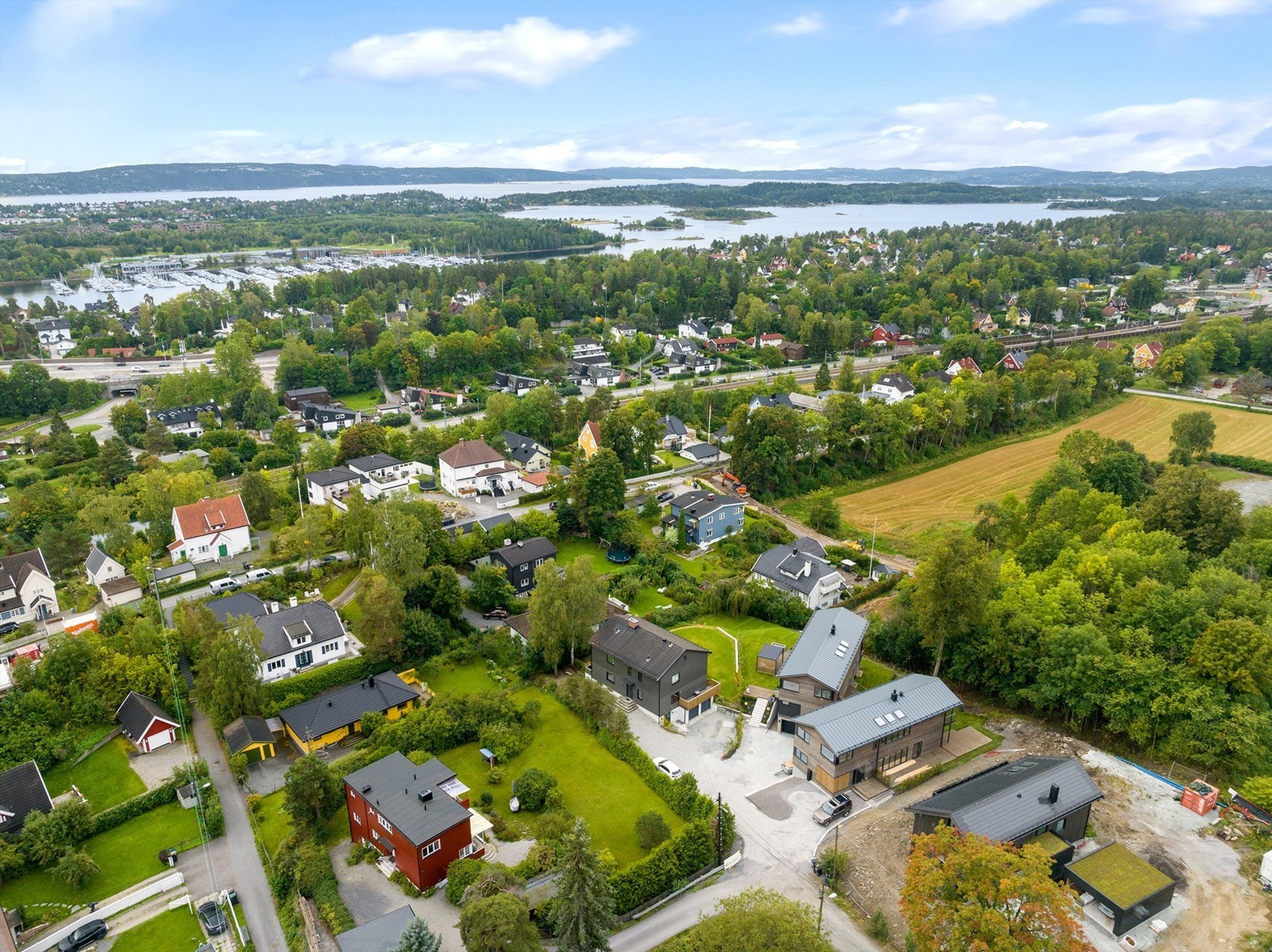 Eiendommen har en sentral beliggenhet på Stabekk med gangavstand til Stabekk sentrum, tog og buss Galleribilde
