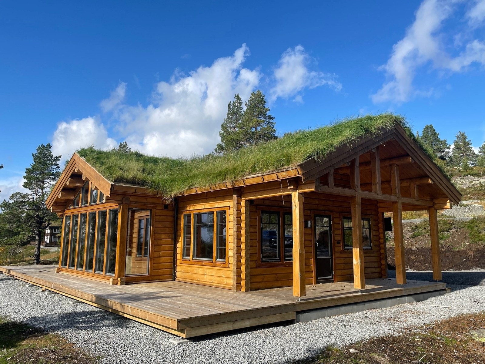 Her kan du finne en plass i solveggen gjennom dagen.
Foto viser kundevariant av Hummelfjell Pan 128 som står i Kyrkjebygdheia. Galleribilde