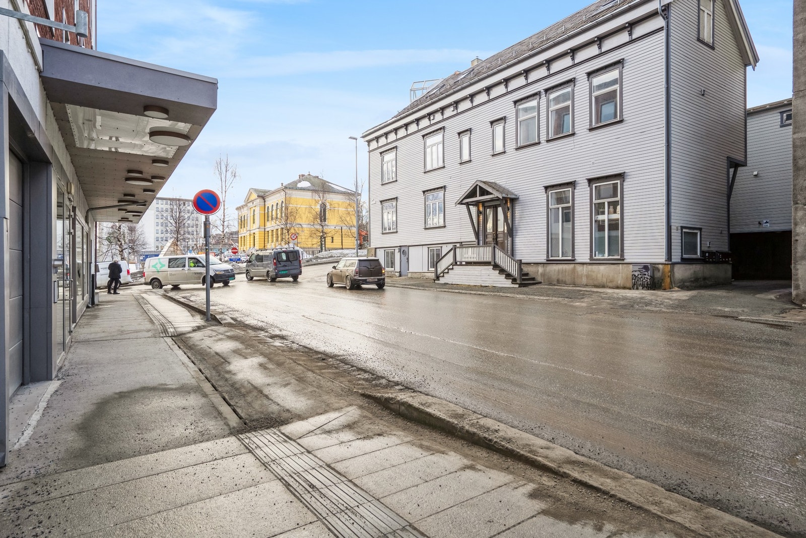 Svært gode bussforbindelser med bussholdeplass i gata nedenfor Galleribilde