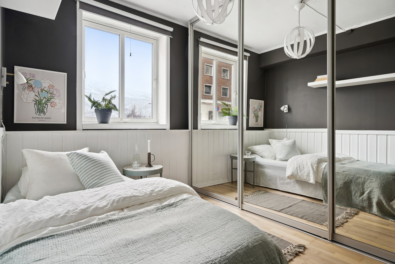 Soverom med skyvedørsgarderobe Galleribilde