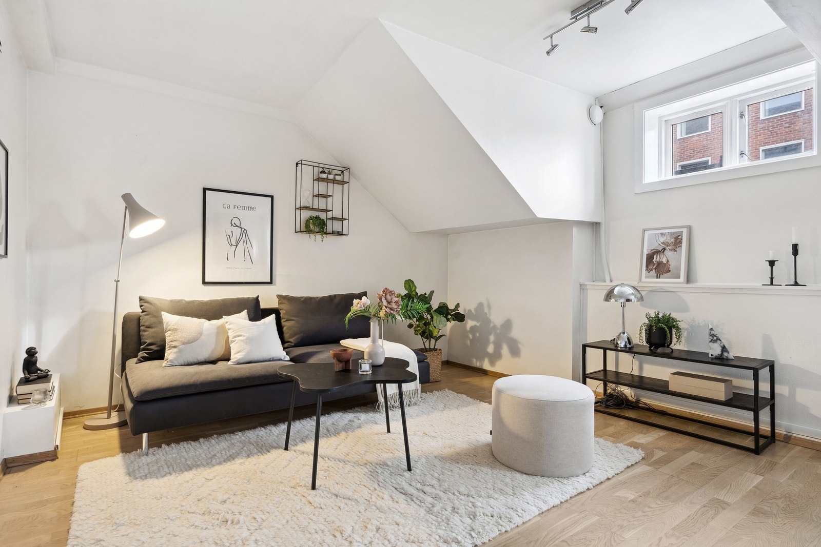 Plass til både sofagruppe og spisebordgruppe i leiligheten Galleribilde