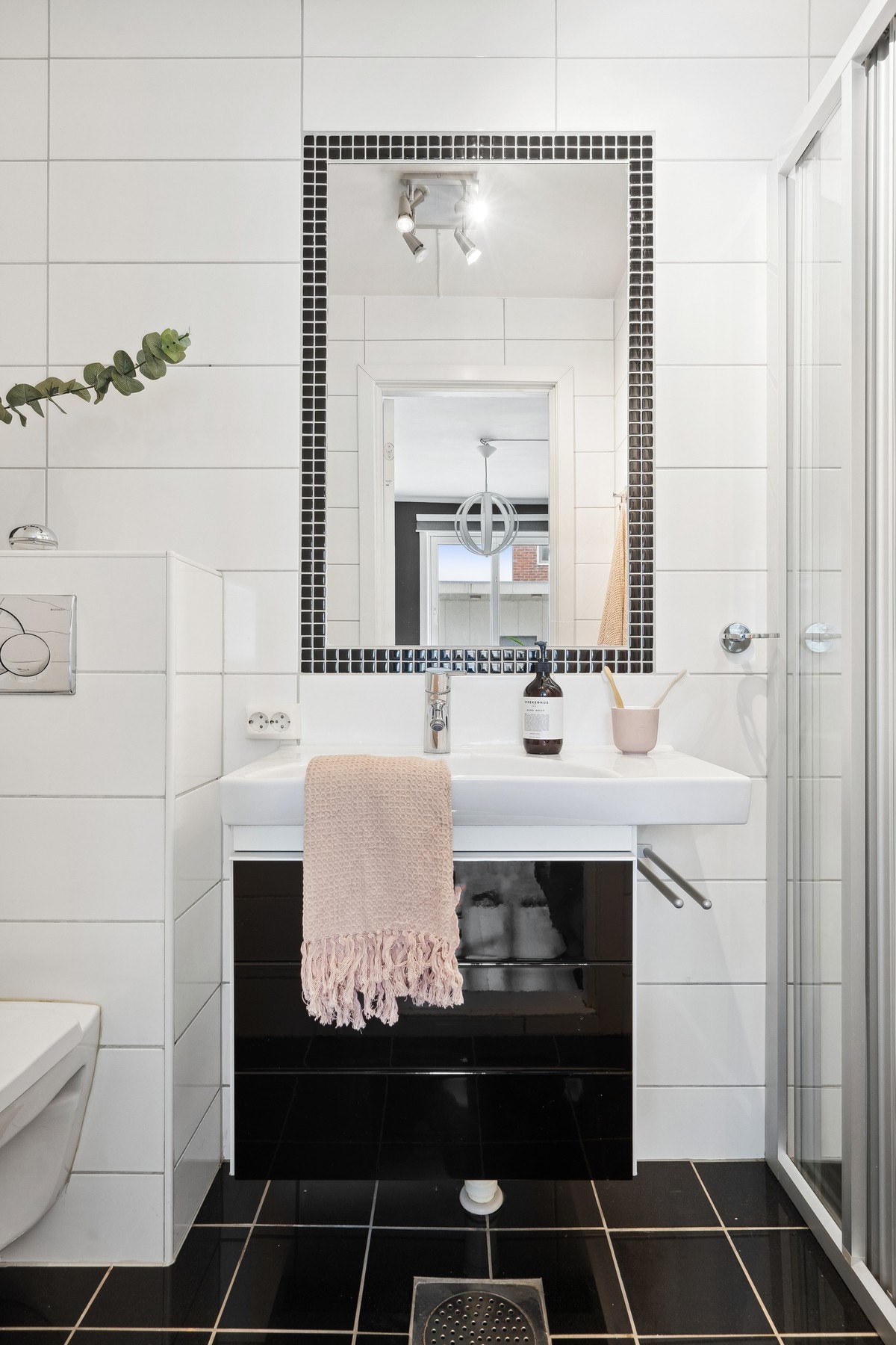Badet er flislagt og har gulvvarme Galleribilde