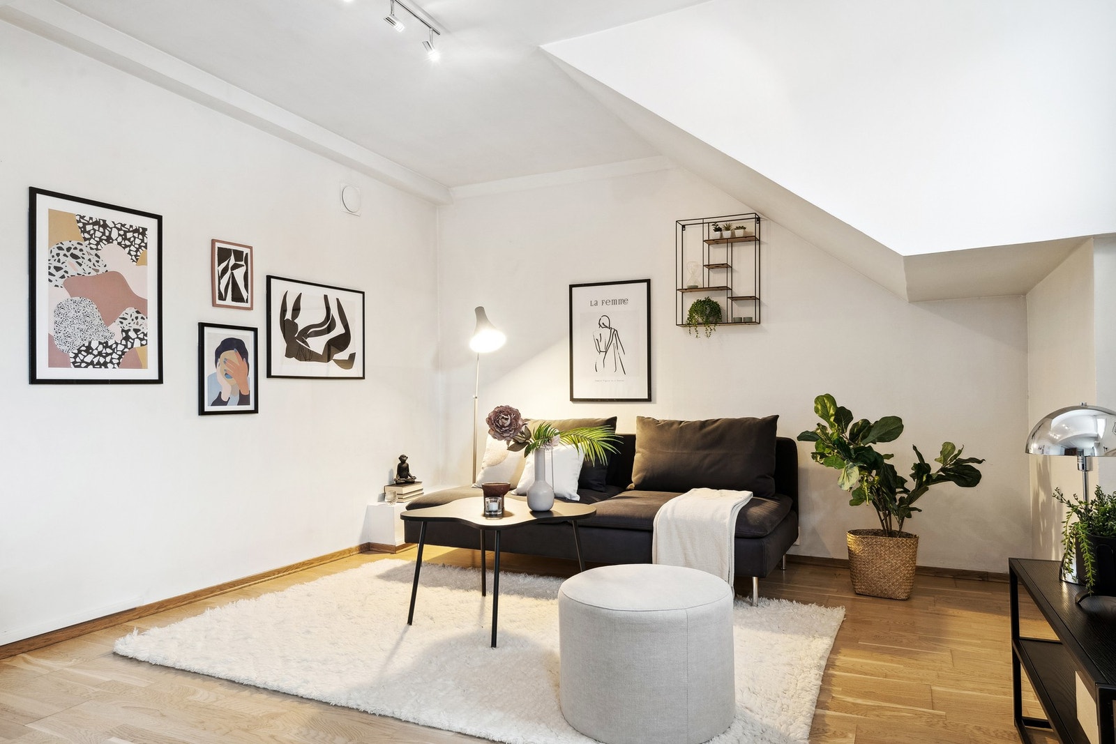 Stuen er romslig og har gulvvarme Galleribilde