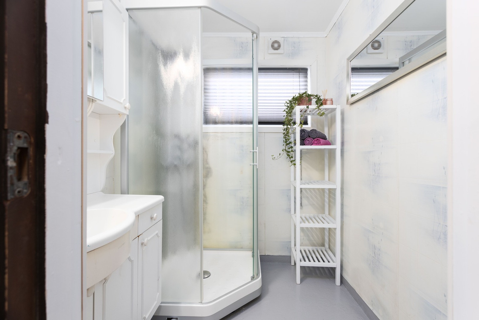 Bad - ca 3,5 kvm. Utstyrt med servant og dusjkabinett Galleribilde