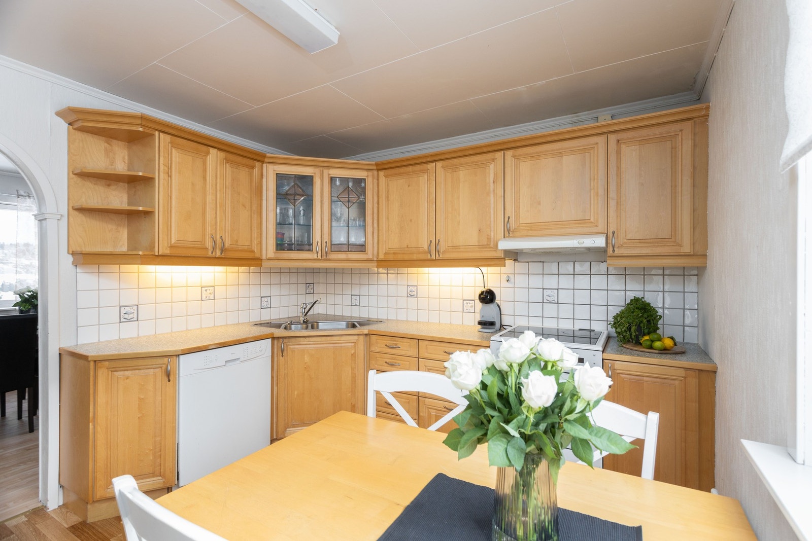 Det er avsatt plass og opplegg for oppvaskmaskin og komfyr. Galleribilde