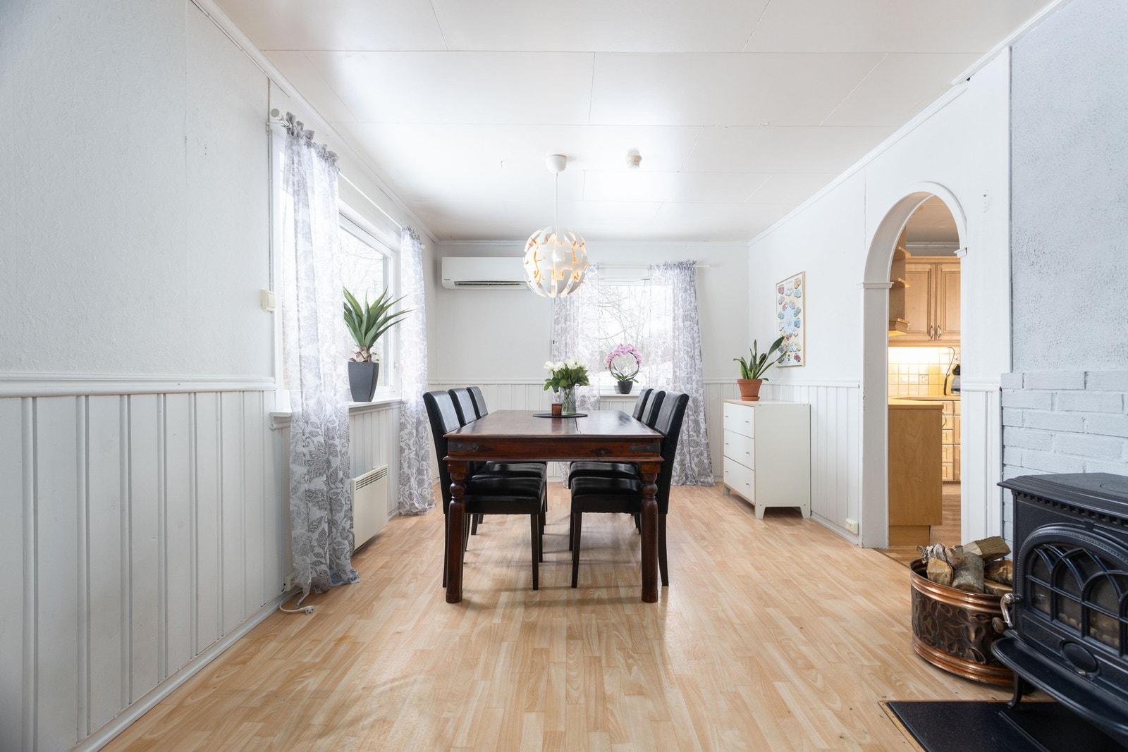 Stue - ca 26 kvm. Boligen har oppvarming fra varmepumpe (2016) og vedfyring Galleribilde