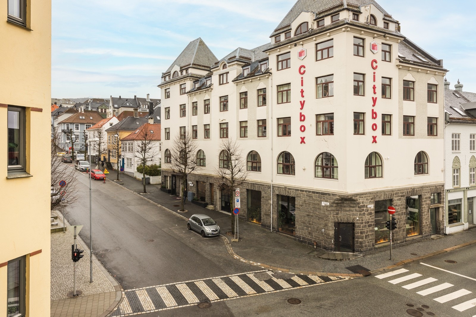 Leiligheten har en svært sentral beliggenhet midt i sentrum med kort vei til studieplasser som UiB og BI. Galleribilde