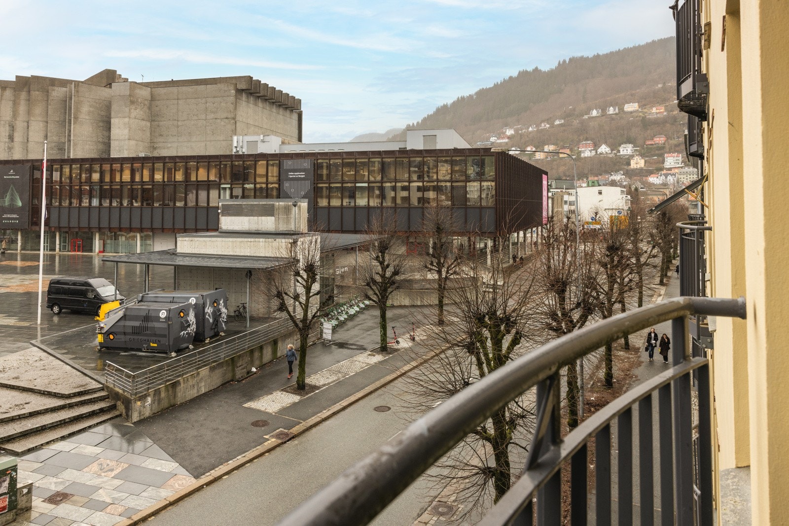 Fra den franske balkongen har du flott utsikt inn mot sentrum og over Grieghallen. Galleribilde