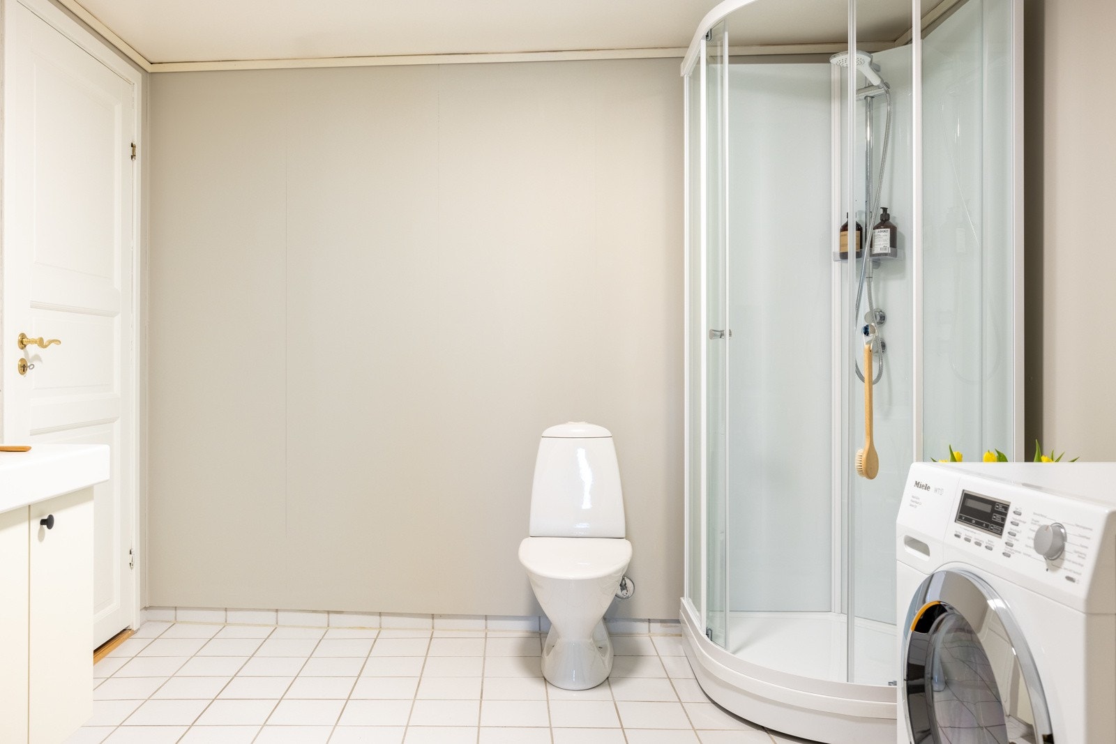 Dusjkabinettet ble byttet av fagfolk i 2024. Galleribilde