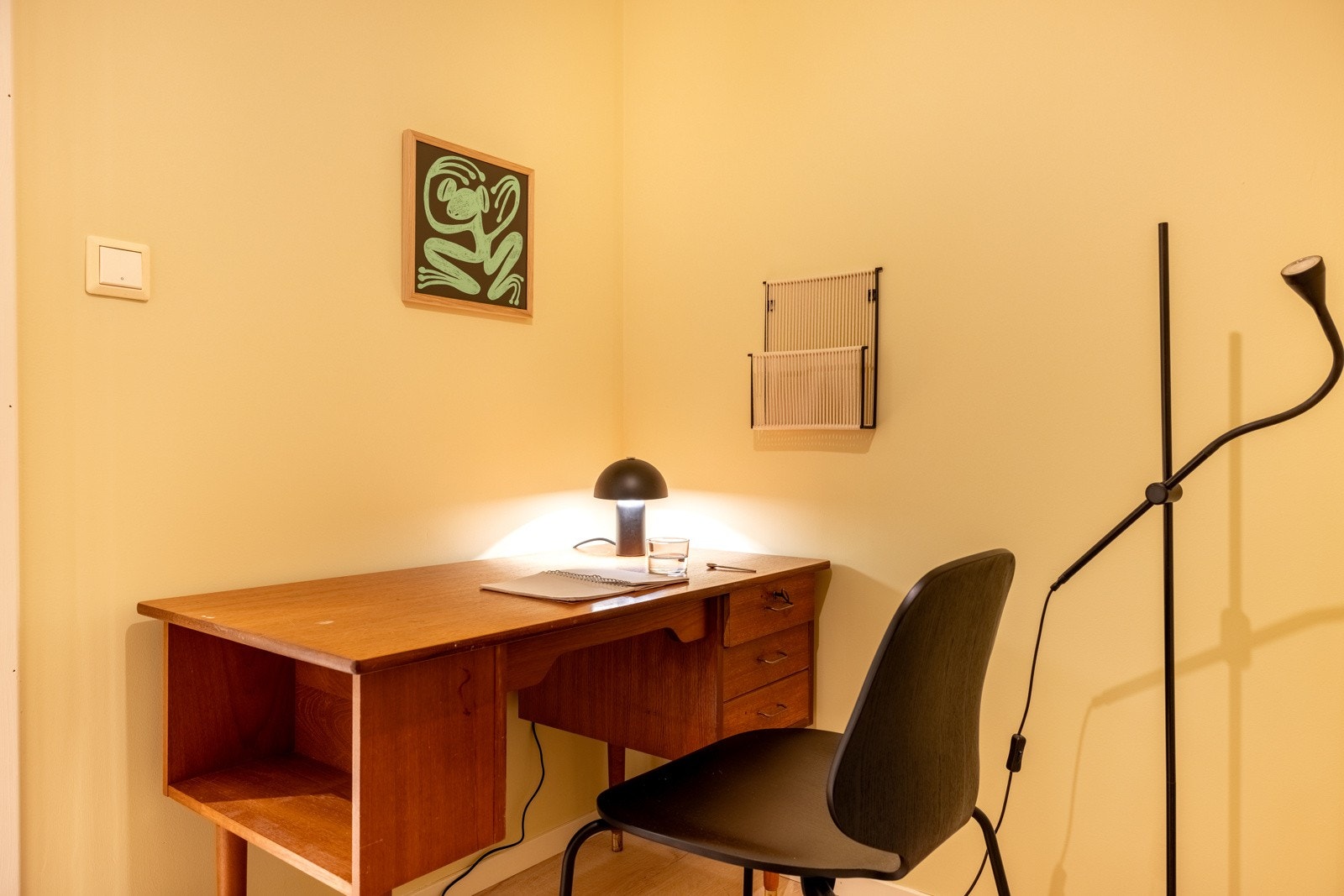 Fra entréen har du også adgang til en bod som er i dag innredet som kontor. Galleribilde