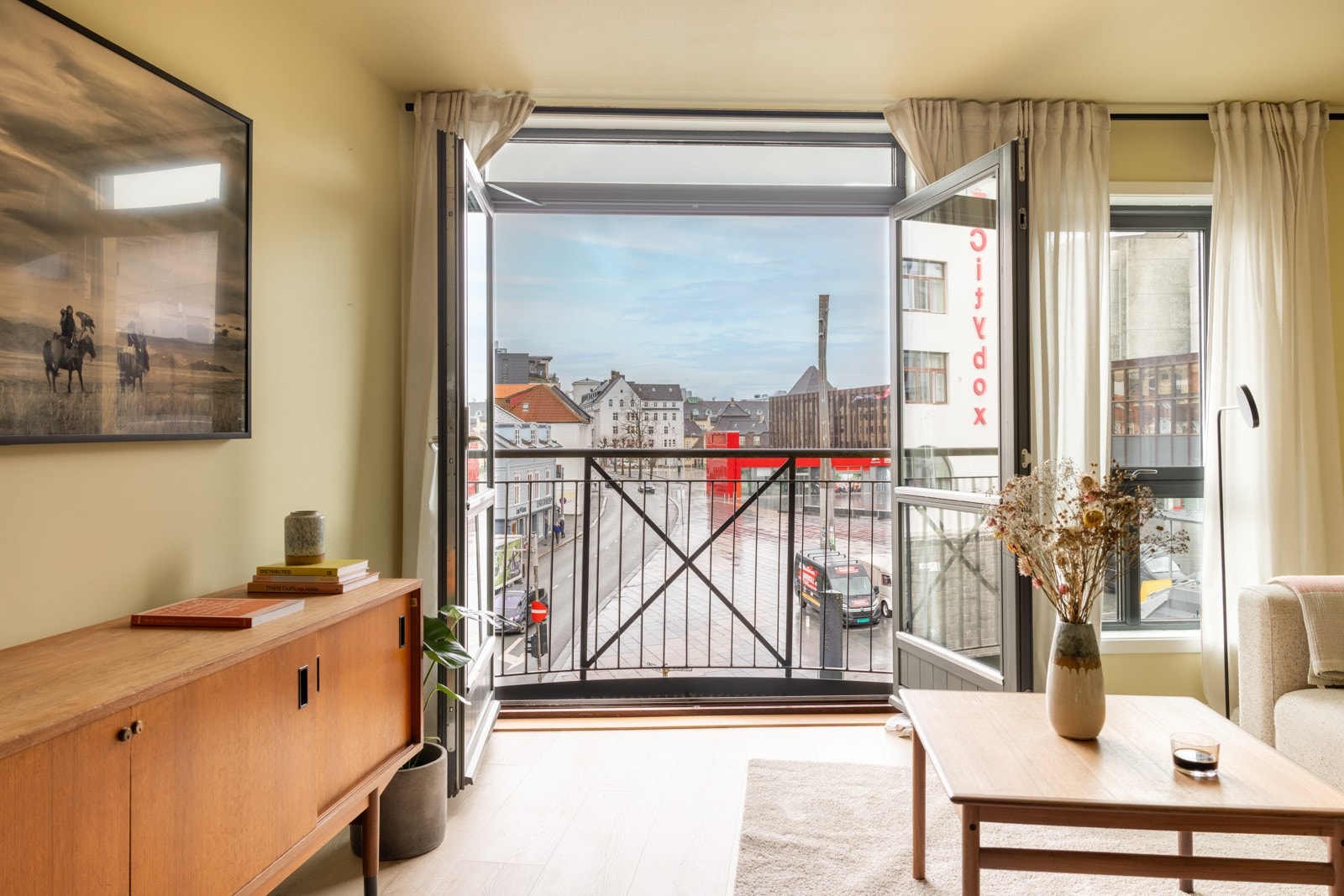 I stuen har du store balkongdører til en fransk balkong. Her har du mye naturlig lysinnslipp. Galleribilde