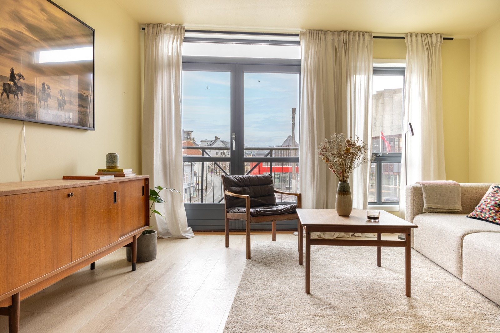 Den åpne stue- og kjøkkenløsningen måler 30,4 kvm. Galleribilde