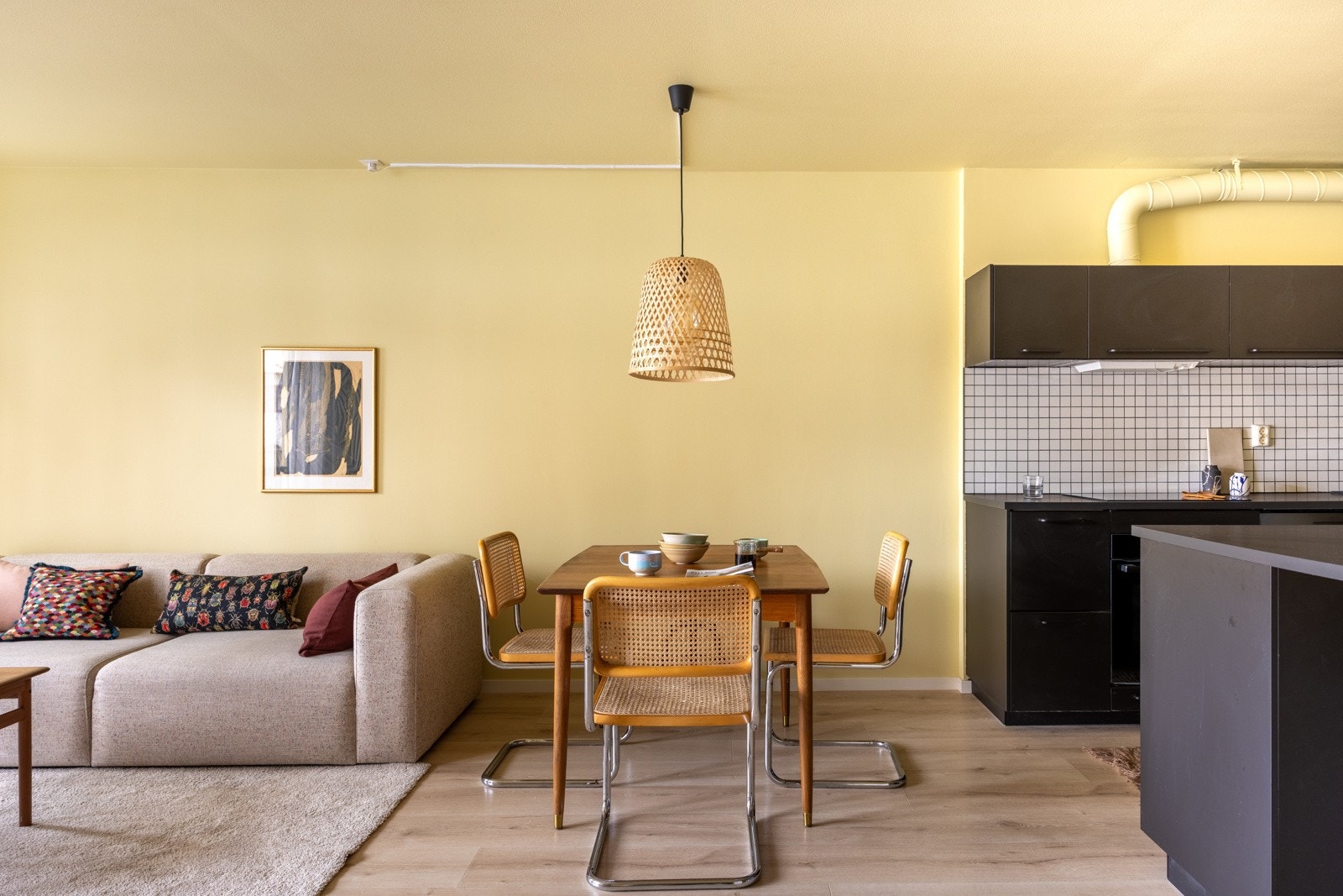 Her har du god plass til en romslig sofagruppe og spisebord som er fint tilknyttet kjøkkenet. Galleribilde