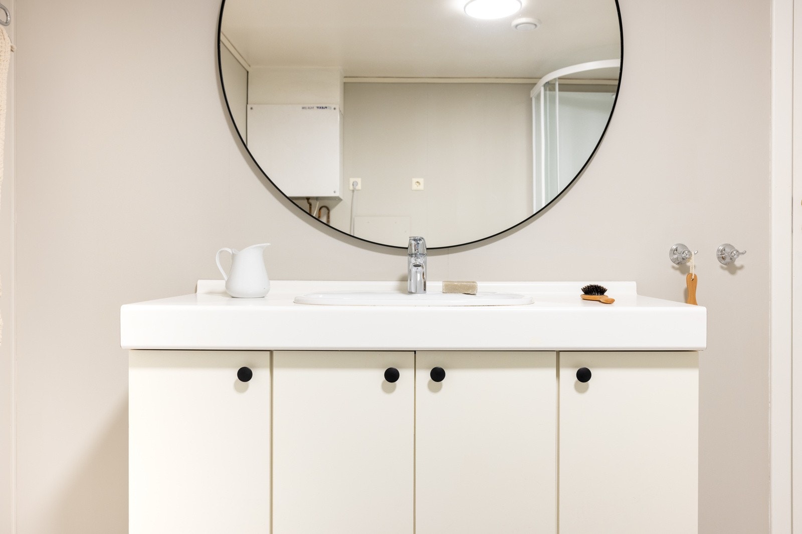 Badet er videre innredet med dusjkabinett, opplegg for vaskemaskin, baderomsinnredning og toalett. Galleribilde