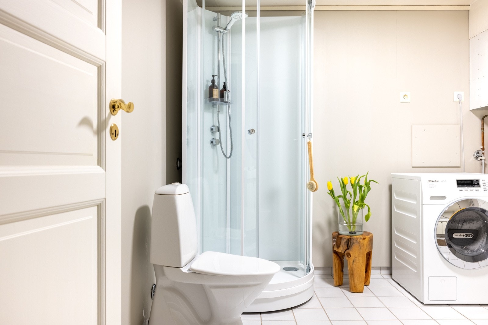 Badet i leiligheten har flislagt gulv med varmekabler. Galleribilde