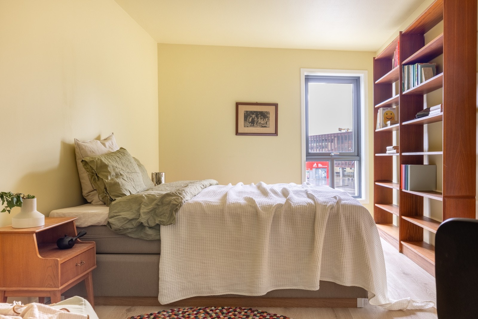 Her har du god plass til garderobeløsning og mye naturlig lysinnslipp. Galleribilde